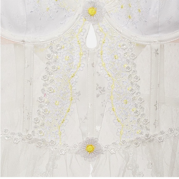 NWT 2 Pc For Love & Lemons 3D Daisy Bustier W/ Garters & Panty Set Sz 36C/L - Picture 6 of 16